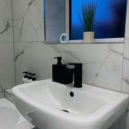 Modern 3-br On Edge Of Center With Free Parking * Manchester