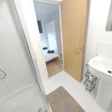 Quarto em Acomodações Particulares New Private In Shared 2 Bed Flat Camp St *