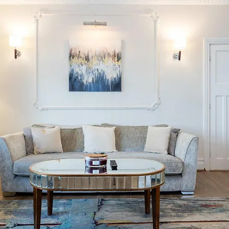 Detached House In Prestwich Sleeps 10 With Parking *