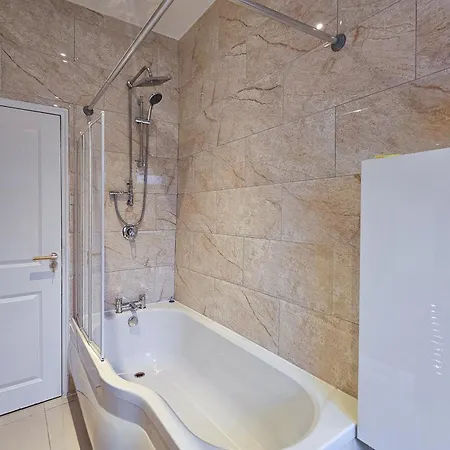 Massive And Stylish 5 Bed House - Sleeps 13 - Free Parking *