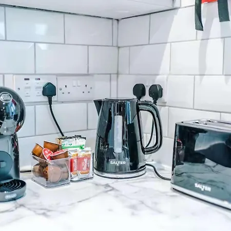 Spacious 4Br Home - Walk To Metrolink - Free Parking - Sleeps 8 * Manchester