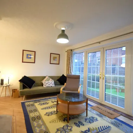 Cosy 2bdr House With Driveway Near Feriehus