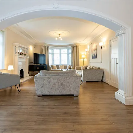 Detached House In Prestwich Sleeps 10 With Parking Сasa de vacaciones