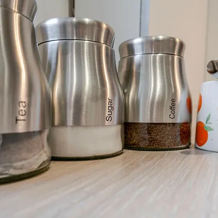 4 Bedroom Serviced House Ideal For Business & Long Term With Free Parking *