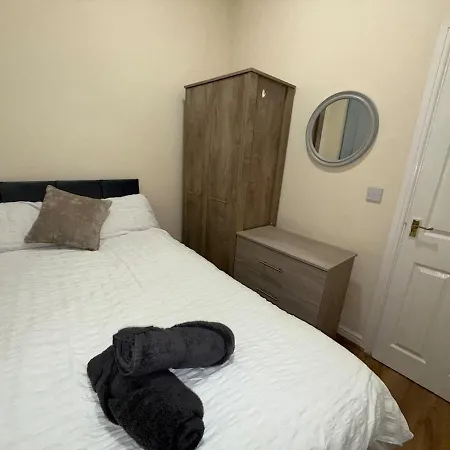 4-bed Retreat Great For Groups Holiday home *