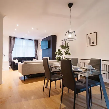 Dom wakacyjny 3 Bedroom House In Salford - Sleeps 6 Guests, Contractors, Groups, Families, Business, Leisure & Relocation Welcome, 15 Minutes From Centre, Fast Wi-fi, Smart Tv In Each Bedroom And Free Parking, Long & Short Welcome