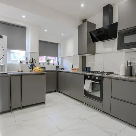 Modern&spacious 4-bedroom Home, Family&contractor Friendly, Сasa de vacaciones *