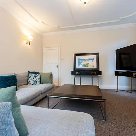 Detached House In Prestwich Sleeps 10 With Parking * Mánchester