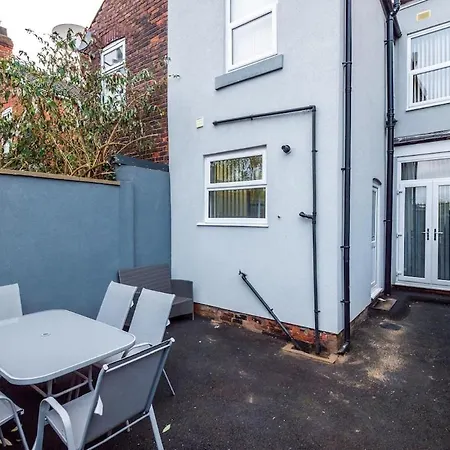 Sleeps 13, Free Parking, Near Etihad & C0-0p Live, 4br