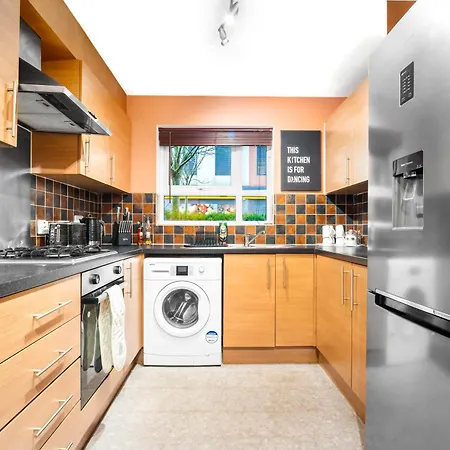Stylish 4 Bed House With Garden - 4 Doubles Beds & 1 Single Bed - Sleeps 9 - Salford - Free Parking - Smart Tvs In Every Bedroom - Free Netflix - 6 Min To Centre, Close To Trafford Centre, Etihad Stadium, Arena, Clubs & Mor Сasa de vacaciones Mánchester