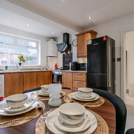 4 Bedroom Serviced House Ideal For Business & Long Term With Free Parking