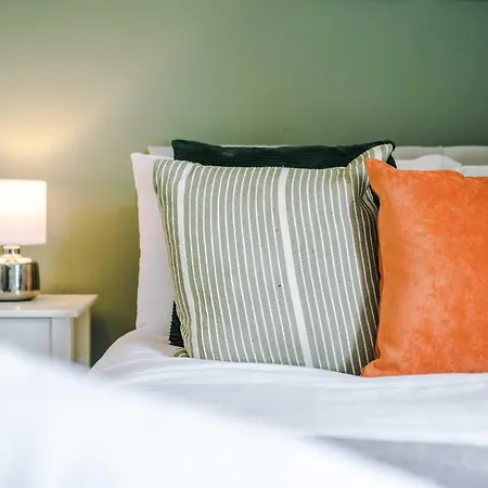 Spacious 3 Bed In By 53 Degrees Property, Perfect For Group Stays, Sleeps 8 With Free Parking! 別荘 *