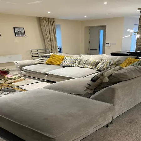 Stylish Townhouse With Parking - Pass The Keys *