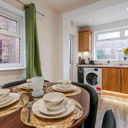 4 Bedroom Serviced House Ideal For Business & Long Term With Free Parking *