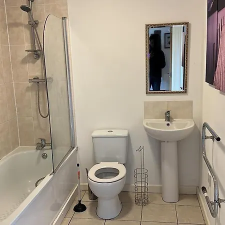홈스테이 New Private In Shared 2 Bed Flat Delta Point