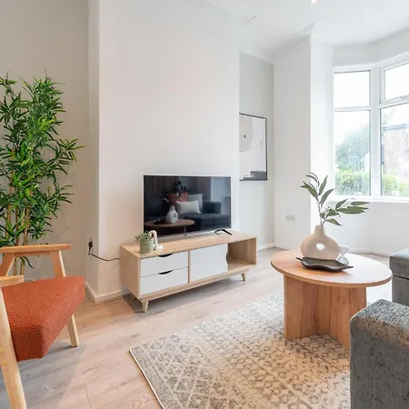 Сasa de vacaciones Stylish Comfort Retreat - Salford, Sleeps 8 *