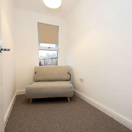 Goulder House- Close To Motorway & Co-op Live
