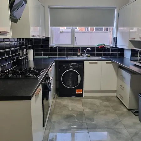 4-bed Retreat Great For Groups Holiday home