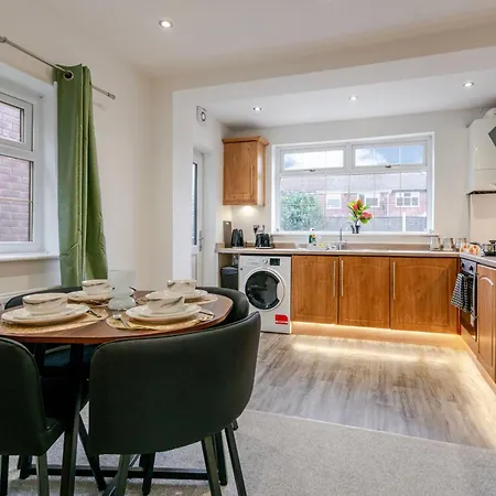 Gæstehus 4 Bedroom Serviced House Ideal For Business & Long Term With Free Parking