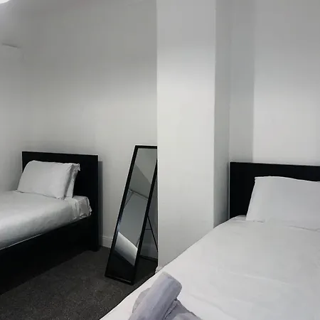 בית נופש Modern 3-br On Edge Of Center With Free Parking מנצ'סטר