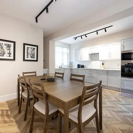 Detached House In Prestwich Sleeps 10 With Parking 펜션 맨체스터