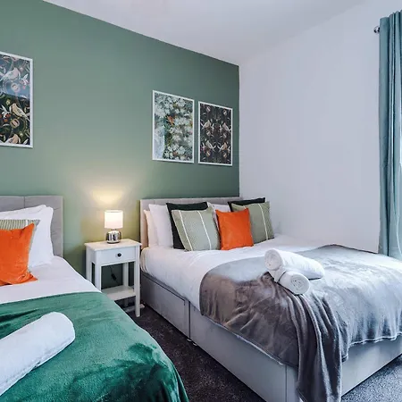 Spacious 3 Bed In By 53 Degrees Property, Perfect For Group Stays, Sleeps 8 With Free Parking! 度假居 *