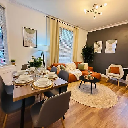 3br House Near Old Trafford With Games Sleeps 8 *