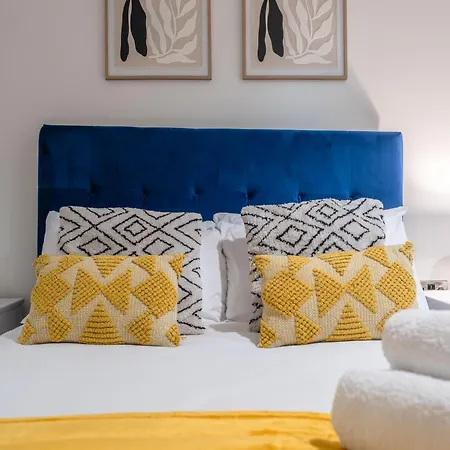 Bright Modern Townhouse With Free Parking