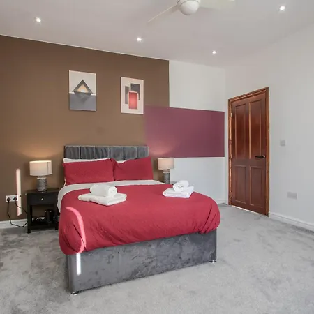 Modern&spacious 4-bedroom Home, Family&contractor Friendly, Сasa de vacaciones Mánchester