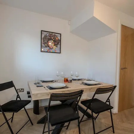 Modern 2-bed House In Swinton - Private Parking Manchester