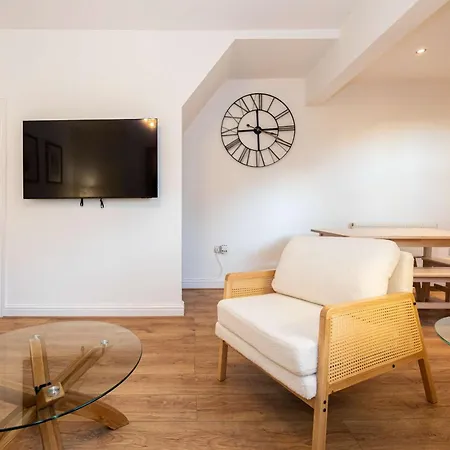 Goulder House- Close To Motorway & Co-op Live *