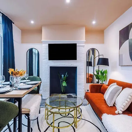 Spacious 4Br Home - Walk To Metrolink - Free Parking - Sleeps 8 * Manchester