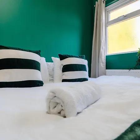 Сasa de vacaciones Exotic 4bd, Etihad, Coop Arena - Tv In And Outdoor Dining *