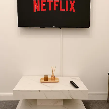 Game Zone, Trafford Centre Nearby, Sleeps 8 *