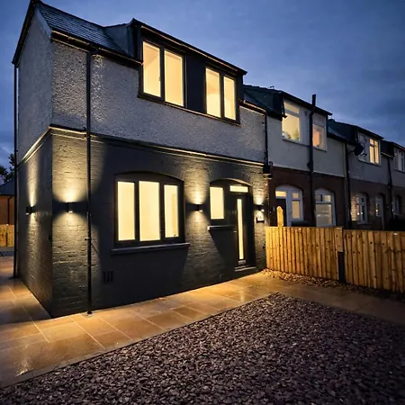 Boutique Home Mcr With Games Table, Sleeps 9 * Manchester