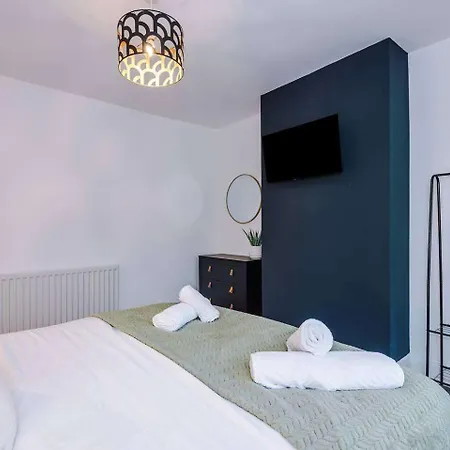 Spacious 4Br Home - Walk To Metrolink - Free Parking - Sleeps 8 * Manchester
