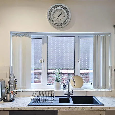 Massive And Stylish 5 Bed House - Sleeps 13 - Free Parking Semesterbostad *