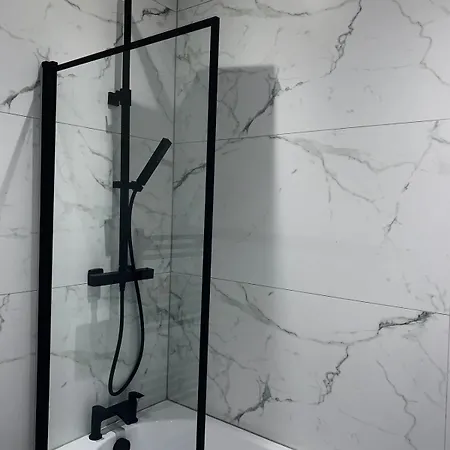 בית נופש Modern 3-br On Edge Of Center With Free Parking *