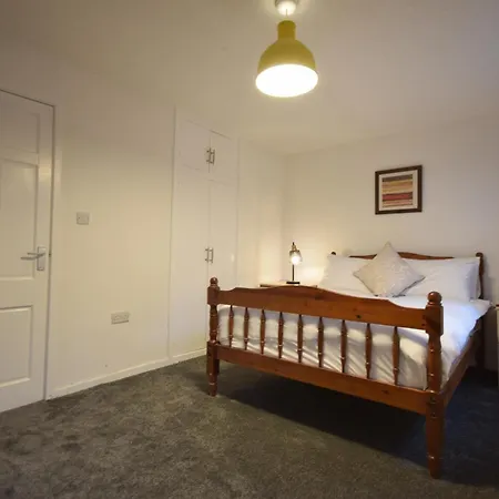 Cosy 2bdr House With Driveway Near *