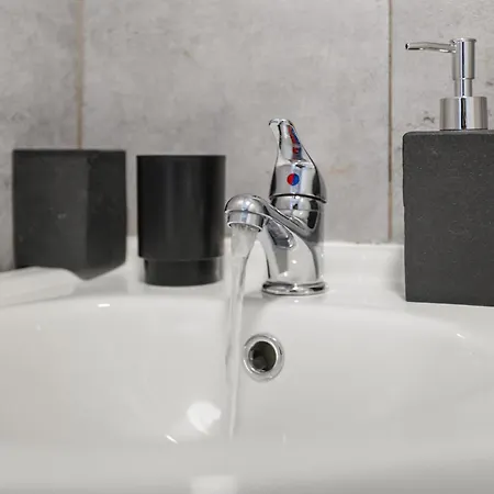 Ferienhaus Manchester 2 Bedroom 5 Beds House 10 Minutes Away From City Centre And Hospitals On Street Parking ,Great For Long Term Stays Contractors And Hospital Workers *