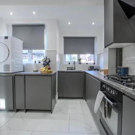 Modern&spacious 4-bedroom Home, Family&contractor Friendly, Mánchester
