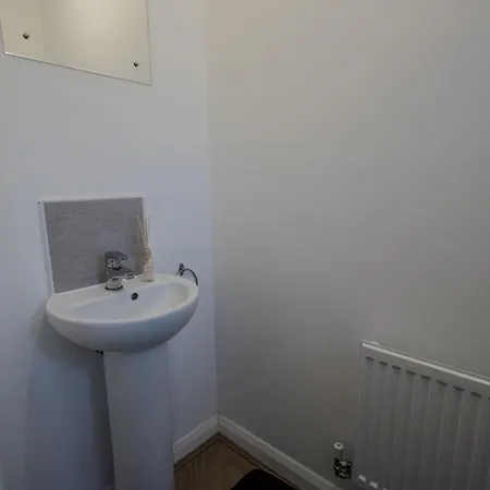Modern 2-bed House In Swinton - Private Parking * Manchester