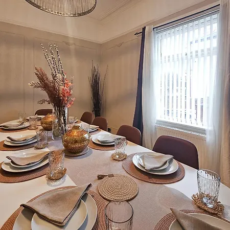 Massive And Stylish 5 Bed House - Sleeps 13 - Free Parking *