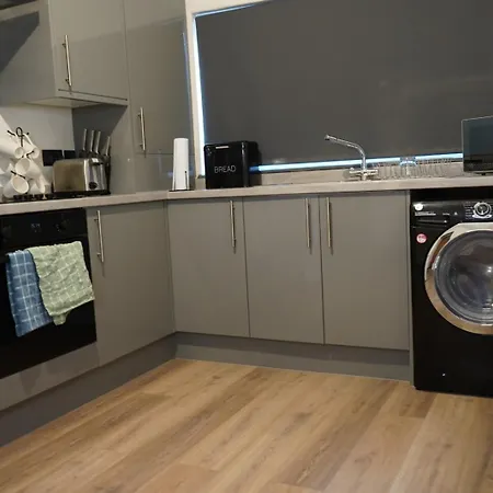 Spacious 3-bedroom Near Centre With Parking マンチェスター