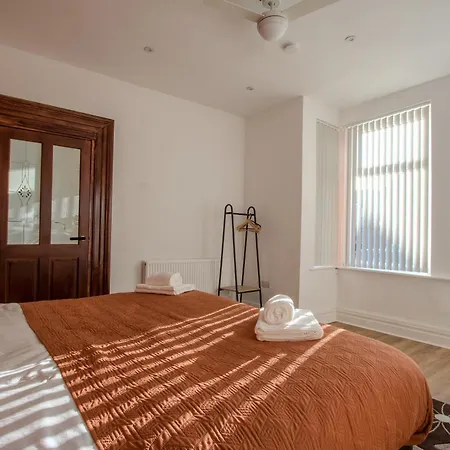 Modern&spacious 4-bedroom Home, Family&contractor Friendly, Mánchester