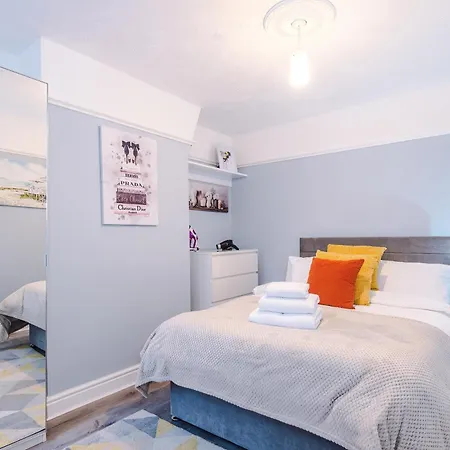 Dom wakacyjny Ideal Group 3br House For 8 Parking *