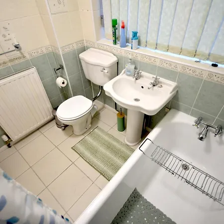 Cosy 2bdr House With Driveway Near بيت للعطل