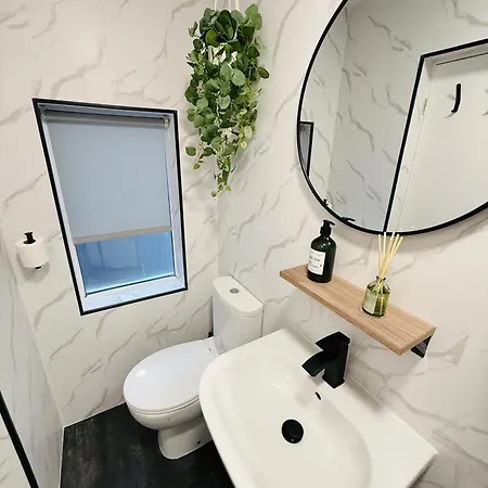 Сasa de vacaciones 3br House Near Old Trafford With Games Sleeps 8 *