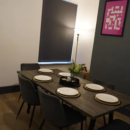 別荘 Spacious 3-bedroom Near Centre With Parking