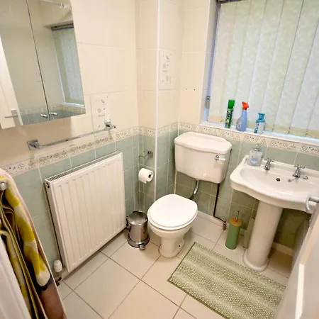 Cosy 2bdr House With Driveway Near * Manchester